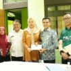 Bupati Nunukan, Irwan Sabri, S.E mengunjungi Ahkimi Riswan, bocah penderita kanker jaringan otot ganas (Rabdiosarkoma), yang dirawat di RSUD Nunukan, Kamis (13/11/2025). Dok.Prokopim.