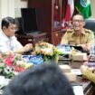 Pelaksana Tugas (Plt) Sekretaris Daerah Kabupaten Nunukan, Drs. Raden Iwan Kurniawan, M.AP, menerima kunjungan kerja dari Kementerian Keuangan, di ruang kerjanya, Senin (3/11/2025). Dok.Prokopim.