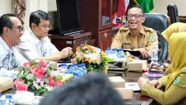 Pelaksana Tugas (Plt) Sekretaris Daerah Kabupaten Nunukan, Drs. Raden Iwan Kurniawan, M.AP, menerima kunjungan kerja dari Kementerian Keuangan, di ruang kerjanya, Senin (3/11/2025). Dok.Prokopim.