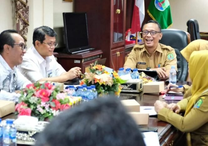 
					Pelaksana Tugas (Plt) Sekretaris Daerah Kabupaten Nunukan, Drs. Raden Iwan Kurniawan, M.AP, menerima kunjungan kerja dari Kementerian Keuangan, di ruang kerjanya, Senin (3/11/2025). Dok.Prokopim.