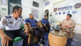 Sekretaris Komisi I DPRD Nunukan, Muhammad Mansur melakukan kunjungan kerja ke Dinas Perhubungan Kabupaten Polewali Mandar, Sulawesi Barat, untuk mempelajari pola pengelolaan pelabuhan rakyat yang diterapkan daerah tersebut, Senin (17/11/2025). Dok.Sekretariat DPRD Nunukan.