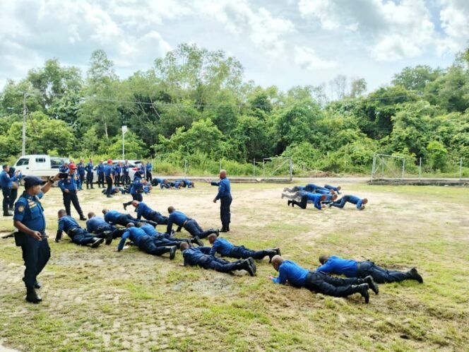
					Petugas Damkar melakukan latihan fisik untuk menunjang tugas pelayanan masyarakat di lapangan. Dok.Disdamkar.