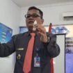 Kepala BNNK Nunukan, Anton Suriyadi Siagian, menunukkan sample liquid vape mengandung narkoba.