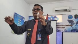 Kepala BNNK Nunukan, Anton Suriyadi Siagian, menunukkan sample liquid vape mengandung narkoba.