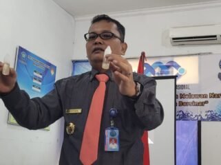 Kepala BNNK Nunukan, Anton Suriyadi Siagian, menunukkan sample liquid vape mengandung narkoba.