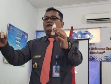 Kepala BNNK Nunukan, Anton Suriyadi Siagian, menunukkan sample liquid vape mengandung narkoba.