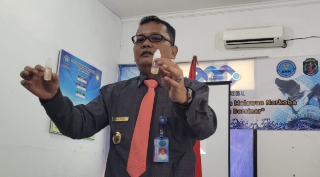 Kepala BNNK Nunukan, Anton Suriyadi Siagian, menunukkan sample liquid vape mengandung narkoba.