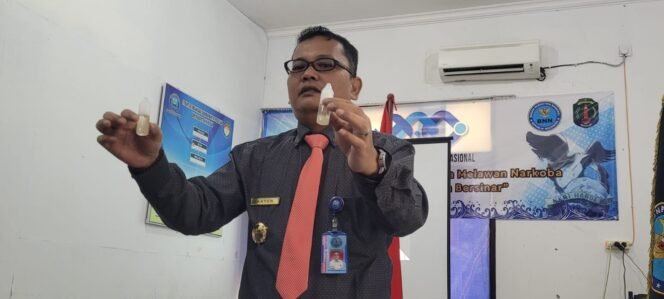 
					Kepala BNNK Nunukan, Anton Suriyadi Siagian, menunukkan sample liquid vape mengandung narkoba.