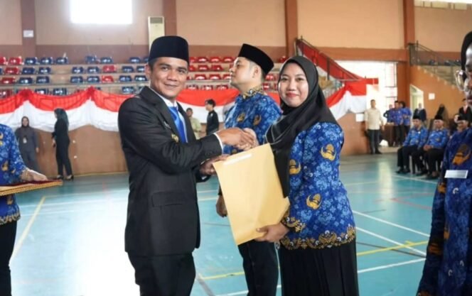 
					Bupati Nunukan, Kalimantan Utara, Irwan Sabri, melantik 251 Pegawai Pemerintah Dengan Perjanjian Kerja (PPPK) Tahap II (optimalisasi), di GOR Dwikora Nunukan, Senin (10/11/2025). Dok.Prokopim.