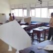 Plafon ruang kelas IX di SMPN 1 Lumbis, Nunukan, Kalimantan Utara, ambruk saat belajar mengajar, Sabtu (8/11/2025) pagi. Dok.Idrus.