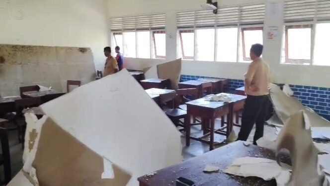 
					Plafon ruang kelas IX di SMPN 1 Lumbis, Nunukan, Kalimantan Utara, ambruk saat belajar mengajar, Sabtu (8/11/2025) pagi. Dok.Idrus.