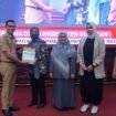 Bupati Nunukan, Irwan Sabri, menyerahkan Nota RAPBD 2026 kepada Ketua DPRD, Hj Rachma Leppa Hafid, Senin (24/11/2025). Dok.DPRD Nunukan.