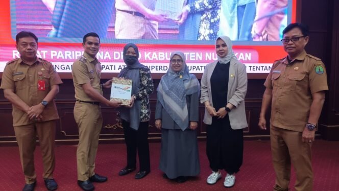 
					Bupati Nunukan, Irwan Sabri, menyerahkan Nota RAPBD 2026 kepada Ketua DPRD, Hj Rachma Leppa Hafid, Senin (24/11/2025). Dok.DPRD Nunukan.