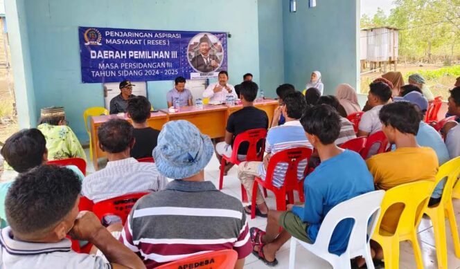 
					Anggota DPRD Nunukan, Ramsah, menggelar penjaringan aspirasi masyarakat di ruang pertemuan Posyandu Sei Batang, Desa Tanjung Karang, Kecamatan Sebatik, Selasa (04/11/2025). Dok.Sekretariat DPRD Nunukan.