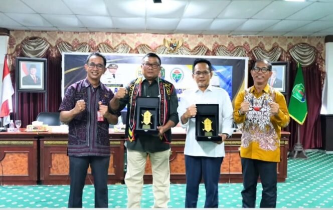 
					Rakor Pembangunan Perbatasan bersama Direktur Penyerasian Pembangunan Daerah Khusus Ditjen Percepatan Pembangunan Daerah Tertinggal, Dr. Sumarlan, S.Pd., M.Si, dan Kepala BPJN Kalimantan Utara, Tri Bakti Mulyanto, ST, MT. Dok.Prokopim.