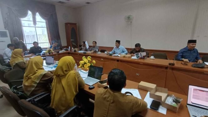 
					Komisi I, II, dan III DPRD Nunukan bersama Organisasi Perangkat Daerah (OPD), menggelar rapat untuk finalisasi usulan program Organisasi Perangkat Daerah (OPD) untuk Tahun Anggaran 2026, Senin (24/11/2025). Dok.DPRD Nunukan.