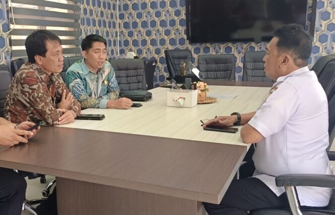 
					Anggota DPRD Kabupaten Nunukan, Kalimantan Utara, melakukan konsultasi penerapan Sistem Resi Gudang (SRG) di Dinas Perdagangan dan Perindustrian Kota Makassar, Sulawesi Selatan, Rabu (13/11/2025). Dok.Sekretariat DPRD Nunukan.