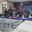 Prajurit LANAL Nunukan menggagalkan aksi penyelundupan 1380 pasang sepatu karet ilegal asal Malaysia di dermaga tradisional Lalo Salo, Pulau Sebatik, Jumat (28/11/2025).