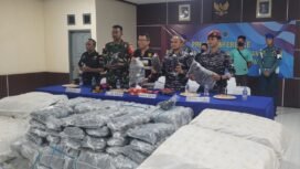 Prajurit LANAL Nunukan menggagalkan aksi penyelundupan 1380 pasang sepatu karet ilegal asal Malaysia di dermaga tradisional Lalo Salo, Pulau Sebatik, Jumat (28/11/2025).