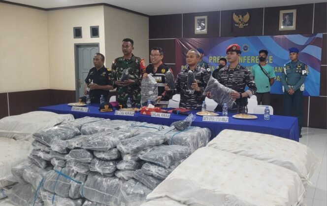 
					Prajurit LANAL Nunukan menggagalkan aksi penyelundupan 1380 pasang sepatu karet ilegal asal Malaysia di dermaga tradisional Lalo Salo, Pulau Sebatik, Jumat (28/11/2025).