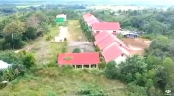 
					Gedung SMPN 2 Nunukan. Lokasinya yang berada tak jauh dari hutan dan semak belukar, sering dikunjungi ular kobra.