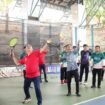 Bupati Nunukan Irwan Sabri melakukan service pertama sebagai penanda dibukanya Open Tournament Bupati Cup Tenis Lapangan Tahun 2025. Dok.Prokopim.