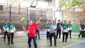 Bupati Nunukan Irwan Sabri melakukan service pertama sebagai penanda dibukanya Open Tournament Bupati Cup Tenis Lapangan Tahun 2025. Dok.Prokopim.
