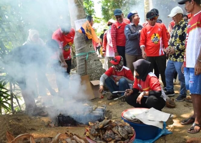 
					Desa Tanjung Karang, Pulau Sebatik, Nunukan, Kalimantan Utara, merayakan HUT 29 dengan cara bakar bakar ikan di Pantai Batu Lamampu, Minggu (2/11/2025). Dok.Prokopim.