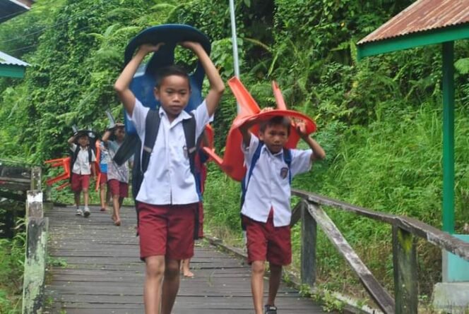 
					Ilustrasi : Anak anak sekolah di pedalaman Nunukan. 