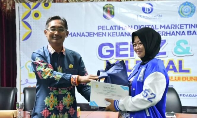 
					Dinas Koperasi, UMKM, Perindustrian dan Perdagangan Kabupaten Nunukan, mengadakan pelatihan digitalisasi marketing bagi usaha mikro gen-z dan milenial, Selasa (25/11/2025). Dok.Prokopim