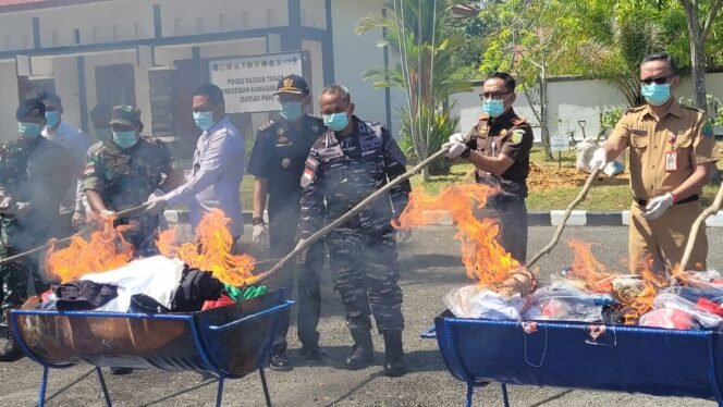 
					Pemusnahan barang bukti peyelundupan baju bekas impor oleh Kejari Nunukan, Senin (24/11/2025).