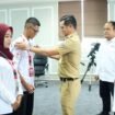 Bupati Nunukan, Irwan Sabri, melepas 35 Kontingen Relawan Palang Merah Indonesia (PMI) Kabupaten Nunukan yang akan mengikuti Temu Karya Relawan PMI Tingkat Provinsi Kalimantan Utara ke-II di Tanjung Palas, Kabupaten Bulungan, Selasa (11/11/2025). Dok.Prokopim.