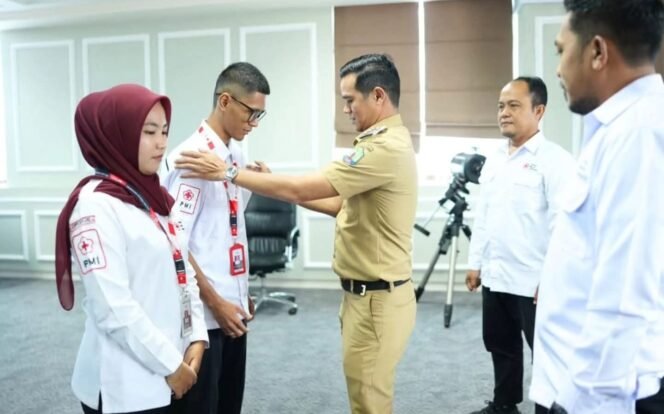 
					Bupati Nunukan, Irwan Sabri, melepas 35 Kontingen Relawan Palang Merah Indonesia (PMI) Kabupaten Nunukan yang akan mengikuti Temu Karya Relawan PMI Tingkat Provinsi Kalimantan Utara ke-II di Tanjung Palas, Kabupaten Bulungan, Selasa (11/11/2025). Dok.Prokopim.