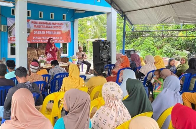 
					Wakil Ketua I DPRD Kabupaten Nunukan, Arpiah, menggelar penjaringan aspirasi di pemukiman penduduk Jalan Tanjung Cantik RT 05, Desa Binusan, Kecamatan Nunukan, Kamis (30/10/2025). Dok.Sekretariat DPRD Nunukan.