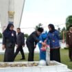 Bupati Nunukan, Irwan Sabri menabur bunga di TMP Jaya Sakti pada Hari Pahlawan, Senin (10/11/2025). Dok.Prokopim.