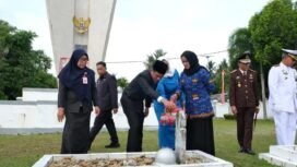 Bupati Nunukan, Irwan Sabri menabur bunga di TMP Jaya Sakti pada Hari Pahlawan, Senin (10/11/2025). Dok.Prokopim.