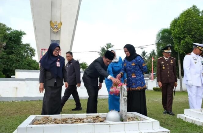 
					Bupati Nunukan, Irwan Sabri menabur bunga di TMP Jaya Sakti pada Hari Pahlawan, Senin (10/11/2025). Dok.Prokopim.