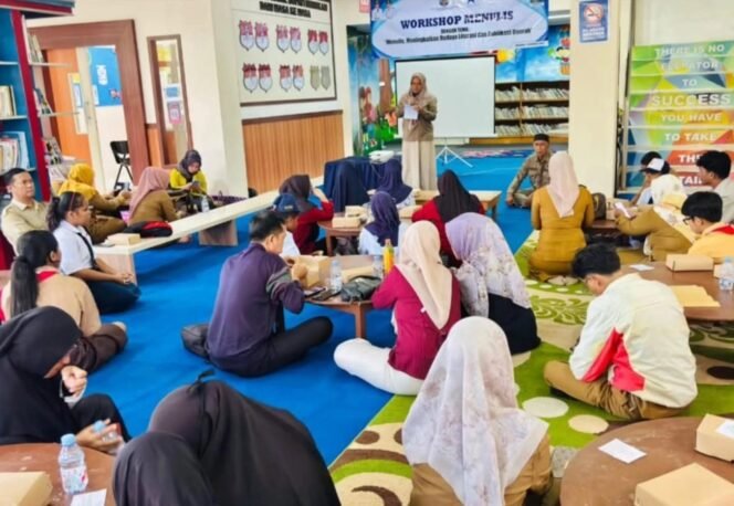 
					Dinas Kearsipan dan Perpustakaan Daerah (DKPD) melaksanakan Workshop Menulis bagi anak anak SD, SMP serta komunitas penulis Nunukan, Selasa (11/11/2025). Dok.Prokopim.
