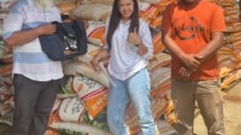 Anggota DPRD Nunukan, Tri Wahyuni memberikan bantuan 300 karung pupuk untuk petani kelapa sawit di Sebuku. Dok.Tri Wahyuni.