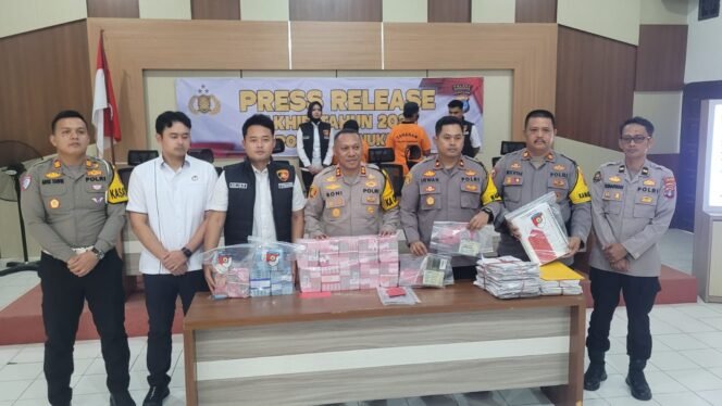 
					Jumpa Pers kasus dugaan korupsi Koperasi PNS Nunukan, Rabu (31/12/2025). Polisi menyita Rp 1,2 miliar dari kasus dengan kerugian negara sebesar Rp 12,7 miliar.