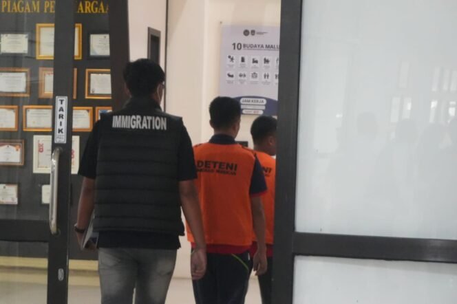 
					Dua Warga Negara Malaysia, masing masing, Syurian Bin Nandu (30) dan Syamsul Asis (39), dijatuhi vonis 5 tahun 6 bulan penjara oleh PN Nunukan, Kalimantan Utara. Dok.Imigrasi.