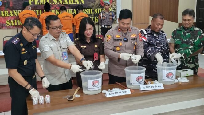 
					Pemusnahan barang bukti 889 gram sabu sabu hasil pengungkapan kasus medio September - November 2025 di Polres Nunukan. 
