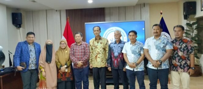 
					Disnakertrans Nunukan bersama Anggota DPRD dan perwakilan transmigran SP 5 Sebakis menghadap Menakertrans Yassierli. Dok.Suhadi.