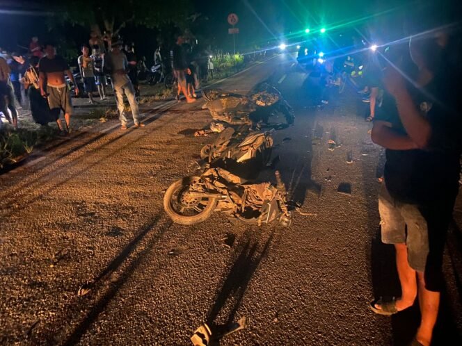 
					Tabrakan adu banteng terjadi di Desa Apas, Kecamatan Sebuku, Minggu (7/12/2025) malam. Dua pengendara motor tewas dalam kejadian ini. Dok.Polsek Sebuku.