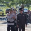 Kapolres Nunukan, AKBP Boni Rumbewas bersama Sekda Nunukan, Raden Iwan Kurniawan, mengecek pasukan saat Apel Gelar Pasukan Operasi Kepolisian Terpusat Lilin Kayan 2025 dalam rangka pengamanan perayaan Natal 2025 dan Tahun Baru 2026, di Lapangan Tri Brata Polres Nunukan, Jumat (19/12/2025) sore. Dok.Polres Nunukan.