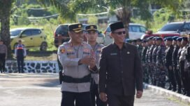 Kapolres Nunukan, AKBP Boni Rumbewas bersama Sekda Nunukan, Raden Iwan Kurniawan, mengecek pasukan saat Apel Gelar Pasukan Operasi Kepolisian Terpusat Lilin Kayan 2025 dalam rangka pengamanan perayaan Natal 2025 dan Tahun Baru 2026, di Lapangan Tri Brata Polres Nunukan, Jumat (19/12/2025) sore. Dok.Polres Nunukan.