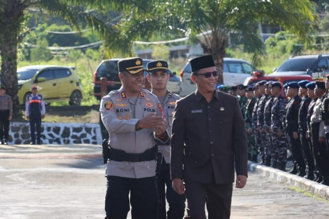 
					Kapolres Nunukan, AKBP Boni Rumbewas bersama Sekda Nunukan, Raden Iwan Kurniawan, mengecek pasukan saat Apel Gelar Pasukan Operasi Kepolisian Terpusat Lilin Kayan 2025 dalam rangka pengamanan perayaan Natal 2025 dan Tahun Baru 2026, di Lapangan Tri Brata Polres Nunukan, Jumat (19/12/2025) sore. Dok.Polres Nunukan.