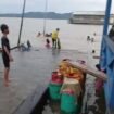 Sejumlah anak anak di pesisir Nunukan menikmati banjir rob yang menggenangi halaman rumah mereka.