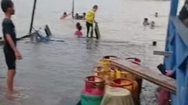 Sejumlah anak anak di pesisir Nunukan menikmati banjir rob yang menggenangi halaman rumah mereka.