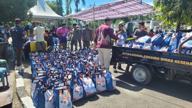 
					Pemkab Nunukan membagikan Bansos untuk 7.523 penerima manfaat sebagai stimulan dan bantuan pemerintah bagi warga kurang mampu. Kamis (11/12/2025).